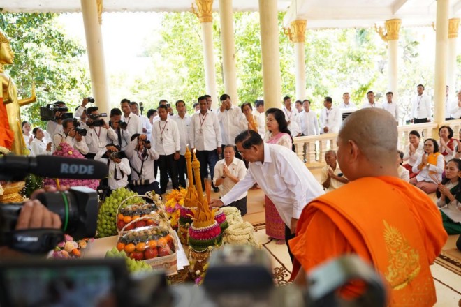 សម្តេច​តេជោ និង​សម្តេច​កិត្តិ​ព្រឹទ្ធ​បណ្ឌិត សម្តេច​ធិបតី ហ៊ុន ម៉ា​ណែ​ត និង​លោកជំទាវ​បណ្ឌិត ពេ​ជ ចន្ទ​មុន្នី ហ៊ុន​ម៉ា​ណែ​ត អញ្ជើញ​ធ្វើបុណ្យ​ភ្ជុំបិណ្ឌ​នៅ​វត្ត​វាំង​ចាស់ ក្រុង​ឧដុង្គ​ម៉ែ​ជ័យ
