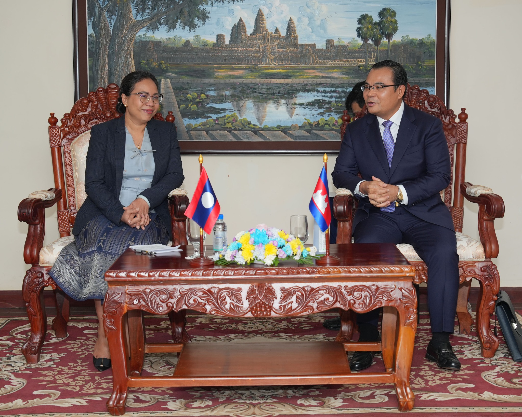 ឯកឧត្តម រដ្ឋមន្រ្តីក្រសួងធនធានទឹក កម្ពុជា ថោ ជេដ្ឋា ជួបពិភាក្សាទ្វេភាគីជាមួយលោកជំទាវ ប៊ូនខាំ វរៈជិត រដ្ឋមន្រ្តីក្រសួងធនធានធម្មជាតិ និងបរិស្ថាន ឡាវ