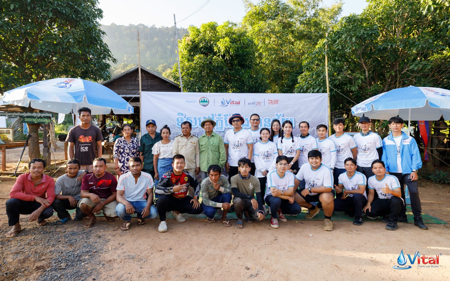 ក្រុមហ៊ុន វ័ន ហ្វ្រេតធើនីធី (វីតាល់) បំពាក់ស្លាកសញ្ញាប្រាប់ទិសតាមគោលដៅ និងផ្លូវឡើងទៅកំពូលភ្នំដល់ភ្ញៀវទេសចរ នៅតំបន់បេតិកភណ្ឌធម្មជាតិ ភ្នំត្បែងមានជ័យ