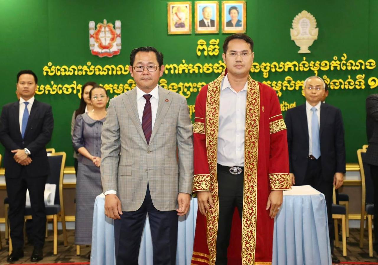 ឯកឧត្តមឧបនាយករដ្ឋមន្រ្តី កើត រិទ្ធ អញ្ជើញជាអធិបតីដ៏ខ្ពង់ខ្ពស់បំពាក់អាវផាយដល់ចៅក្រមកម្មសិក្សា និងព្រះរាជអាជ្ញារងកម្មសិក្សា ជំនាន់ទី១០ សរុបចំនួន ៥៥ រូប