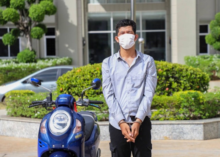ជនសង្ស័យ​ម្នាក់​ទើប​ចេញពី​ពន្ធនាគារ​មិន​រាងចាល បែកគំនិត​ឆក់​ទូរស័ព្ទ ត្រូវ​អាវុធហត្ថ​រាជធានី​ភ្នំពេញ ចាប់​ចូល​គុក​ជាថ្មី​!