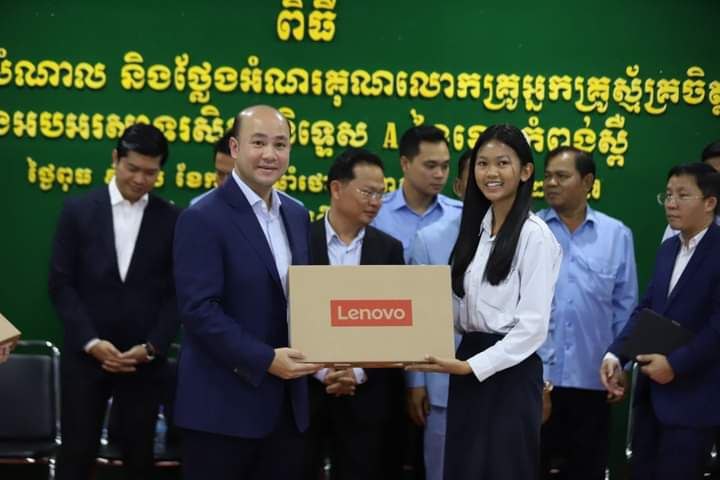 នៅខេត្តកំពង់ស្ពឺ លោក ហ៊ុន ម៉ានី រដ្ឋមន្រ្តីក្រសួងមុខងារសាធារណៈ អញ្ជើញសំណេះសំណាលជាមួយសិស្សនិទ្ទេសA