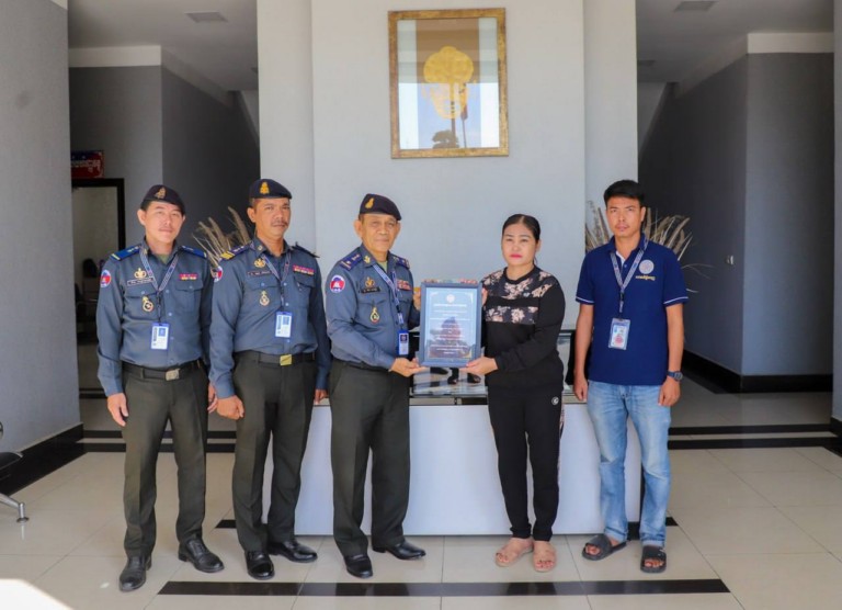 ​ថវិកា​មូលនិធិ​មហា​គ្រួសារ​កងរាជអាវុធហត្ថ ត្រូវបាន​ប្រគល់ជូន​គ្រួសារ​សព​សមាជិក​មន្ត្រី អាវុធហត្ថ​រាជធានី​ភ្នំពេញ​!​ថវិកា​មូលនិធិ​មហា​គ្រួសារ​កងរាជអាវុធហត្ថ ត្រូវបាន​ប្រគល់ជូន​គ្រួសារ​សព​សមាជិក​មន្ត្រី អាវុធហត្ថ​រាជធានី​ភ្នំពេញ​!