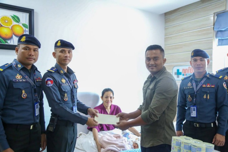 ក្រុមការងារ អាវុធហត្ថ​រាជធានី​ភ្នំពេញ នាំយក​អំណោយ​ចុះសួរសុខទុក្ខ​សមាជិក​ដែល​ទើប​សម្រាលកូន​!