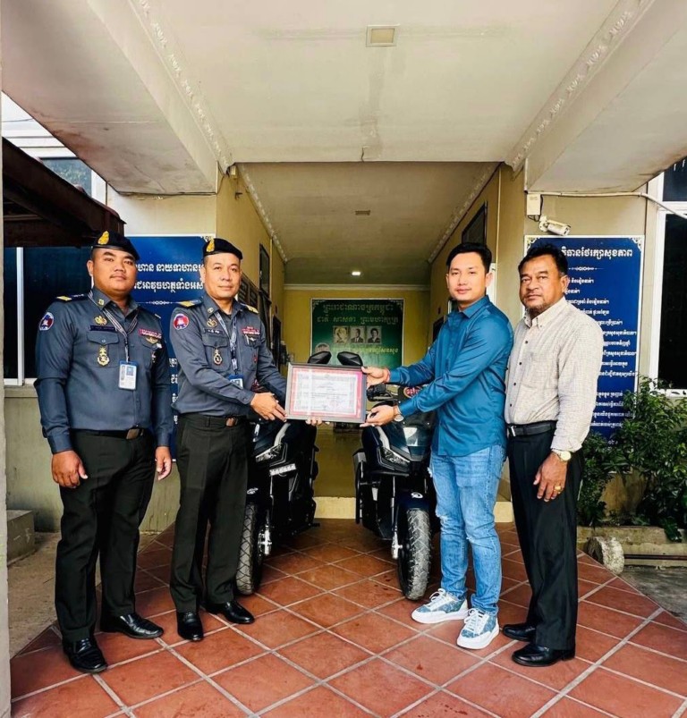 អាវុធហត្ថ​ខណ្ឌ​សែន​សុខ ទទួល​អំណោយ​ម៉ូតូ​០២​គ្រឿង ពី​សប្បុរសជន​!