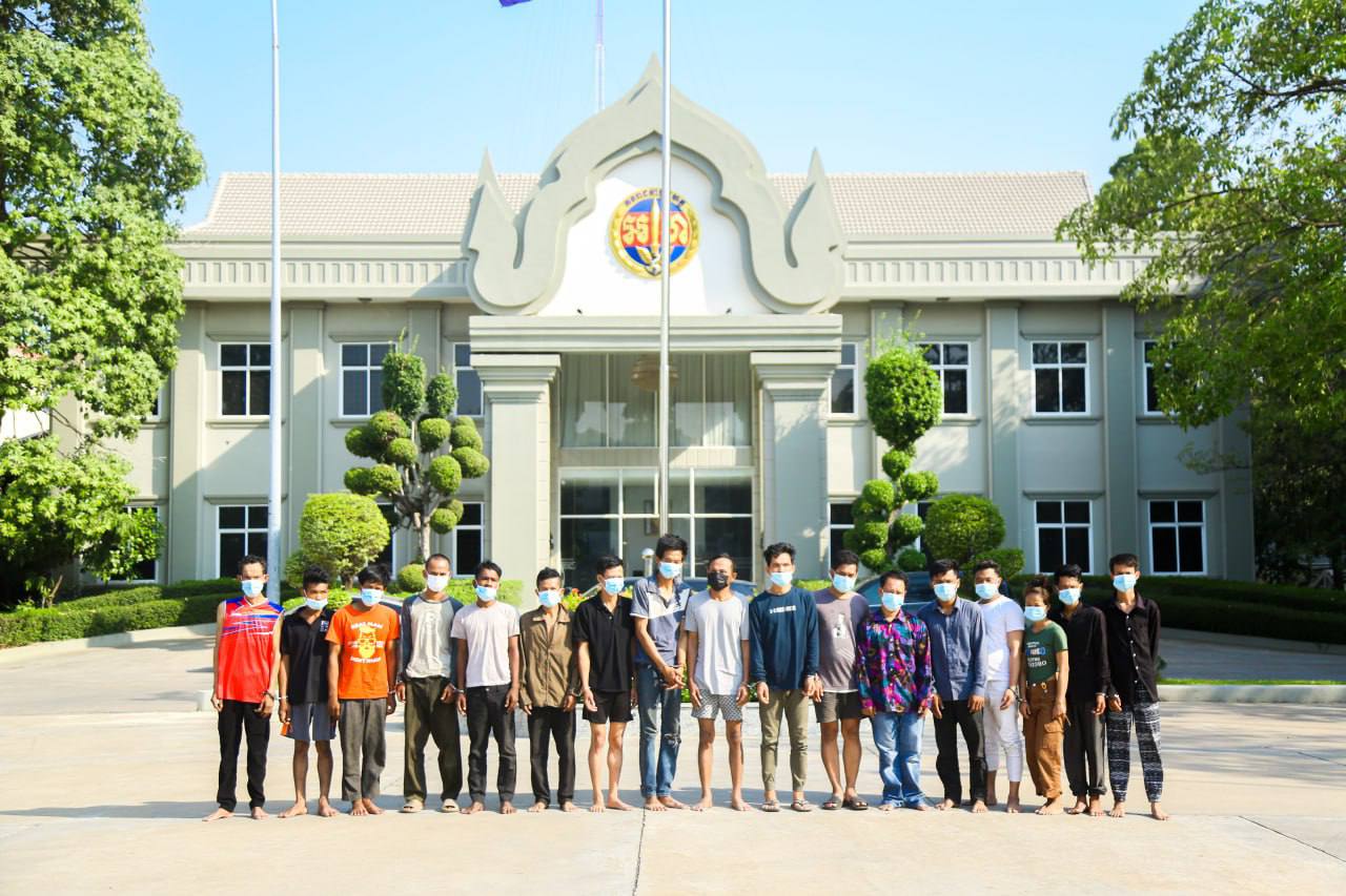 ​អាវុធហត្ថ​រាជធានី​ភ្នំពេញ ឃាត់​ខ្លួន​សង្ស័យ​ប្រុស​ស្រី​១៤​នាក់ បញ្ជូនទៅ​តុលាការ​ពាក់ព័ន្ធ​ករណី​គ្រឿងញៀន​!
