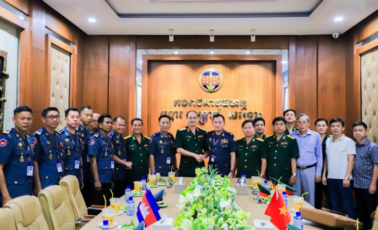គណៈប្រតិភូ​យោធា​ទីក្រុង​ហូជីមិញ នៃ​កងទ័ព​ប្រជាជន​វៀតណាម ចូល​ជួប​សំណេះសំណាល សួរសុខទុក្ខ​និង​ជូនពរ អាវុធហត្ថ​រាជធានី​ភ្នំពេញ​ក្នុង​ឱកាស​បុណ្យចូលឆ្នាំថ្មី​ប្រពៃណី​ជាតិខ្មែរ​! 