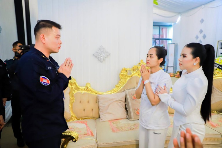 លោក​វរសេនីយ៍ឯក សៀ ទីន បាន​ដឹកនាំ​ក្រុមការងារ អាវុធហត្ថ​រាជធានី​ភ្នំពេញ ចូលរួម​រំលែក​ទុក្ខ​ដ៏​ក្រៀមក្រំ ដល់​គ្រួសារ​សព លោក ឈួ​រ ឈុន​ហួរ ស្វាមី​ម្ចាស់​ប្រេន Lakamo!