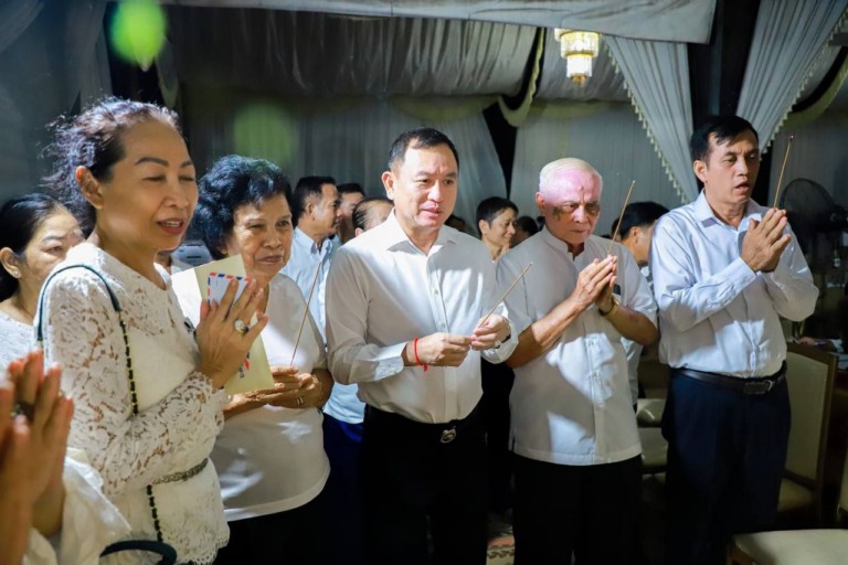 អតីត​សិស្ស​សាលា​បាក់​ទូក​ទសវត្សរ៍​ឆ្នាំ​១៩៨០​មួយក្រុម ចូលរួម​បុណ្យសព អតីត​អ្នកគ្រូ​ជីវវិទ្យា ជើងចាស់​០១​រូប​!