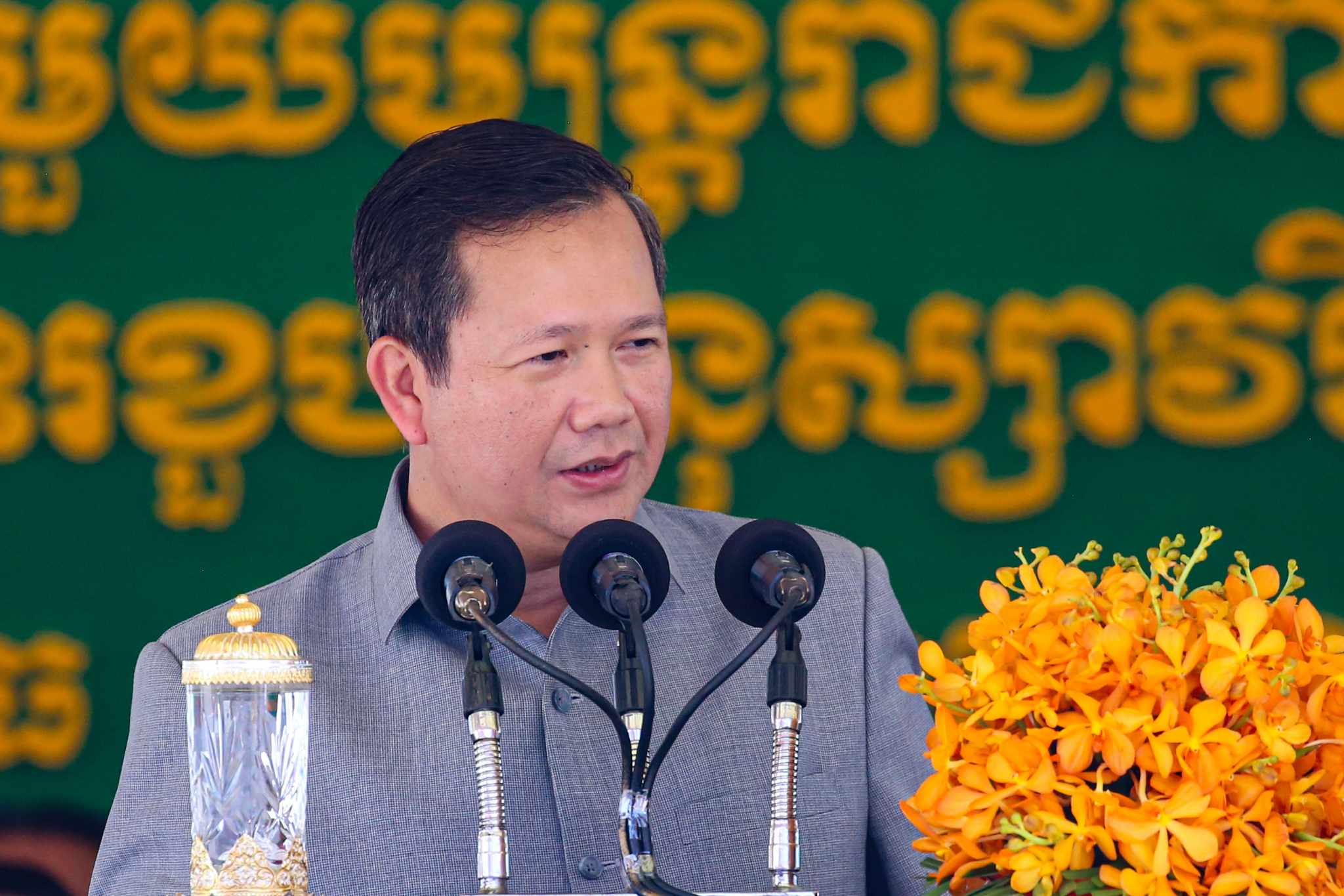 នាយករដ្ឋមន្ត្រីកម្ពុជា ណែនាំឱ្យគណៈគ្រប់គ្រងសាលា ផ្អាកការសិក្សាជាបន្ទាន់ ដើម្បីការពារចំពោះសុខភាពសិស្សានុសិស្សនៅពេលមានករណីក្ដៅខ្លាំងលើស ៤០អង្សាសេ