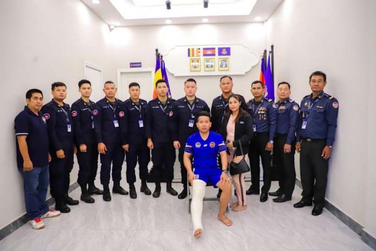 ​លោក​វរសេនីយ៍ឯក សៀ ទីន បាន​ដឹកនាំ​ក្រុមការងារ អាវុធហត្ថ​រាជធានី​ភ្នំពេញ ចុះសួរសុខទុក្ខ សមាជិក​អាវុធហត្ថ​ខណ្ឌ​បឹង​កេងកង​ម្នាក់ ដែល​បាន​ជួប​ឧបទ្ទវហេតុ​កំឡុង​ពេល​ប្រកួត​កីឡាបាល់ទាត់​បណ្តាលឲ្យ​របួស​បាក់ជើ​ង​!