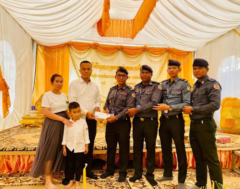 ​ក្រុមការងារ អាវុធហត្ថ​ខណ្ឌ​ជ្រោយចង្វារ ចូលរួម​រំលែក​ទុក្ខ​ដល់​គ្រួសារ​សមាជិក ដែល​ម្តាយ​របស់​លោក​ទទួលមរណៈភាព​!