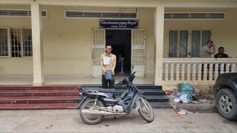 នគរបាល​ស្រុក​ថ្មគោល ចុះ​ប្រតិបត្តិការ បង្ក្រាប​ករណី លួច​មាន​ស្ថាន​ទម្ងន់ទោស ( គាស់​បង្អួច​ផ្ទះ ) ០១ ករណី និង​បាន​ធ្វើការ​នាំខ្លួន​ជនសង្ស័យ ០១ នាក់