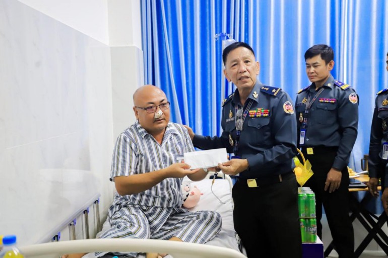 ​ឧត្តមសេនីយ៍ឯក រ័ត្ន ស្រ៊ាង ចាត់​ឲ្យ​ក្រុមការងារ នាំយក​អំណោយ ចុះសួរសុខទុក្ខ លោក​ប្រធាន​មន្ទីរ ដែល​ព្យាបាល​ដោយ​វះកាត់​សាច់​ដុះ​ក្នុង​ច្រមុះ​នៅ​មន្ទីរពេទ្យ​!