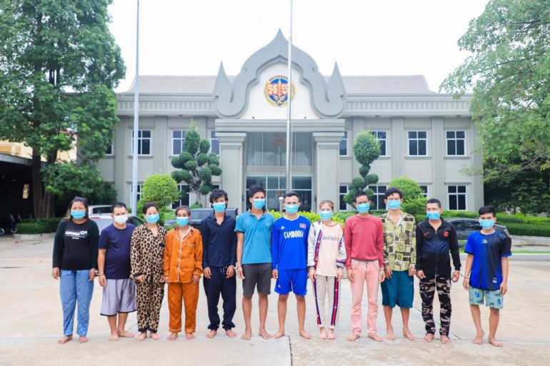​អ្នក​ប្រើ​គ្រឿងញៀន ប្រុស​ស្រី​១៧​នាក់ ក្រោយ​ពី​អាវុធហត្ថ​រាជធានី​ភ្នំពេញ​ឃាត់ខ្លួន បាន​បញ្ជូន​ទៅ​មណ្ឌល​ផ្សេងៗ​គ្នា​!