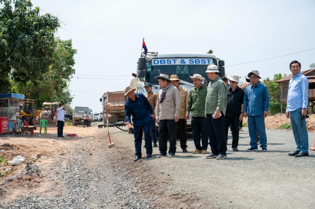 រដ្ឋមន្រ្ដីក្រសួងអភិវឌ្ឍន៍ជនបទ ឯ.ឧ ឆាយ ឫទ្ធិសែន ដឹកនាំមន្ដ្រីបច្ចេកទេសថ្នាក់ក្រសួង និងមន្ទីរ ទៅពិនិត្យការដ្ឋានសាងសង់ផ្លូវ ២ខ្សែ និងស្ថានភាពផ្លូវរងការខូចខាតចំនួន ១កំណាត់ នៅក្នុងខេត្តព្រះវិហារ