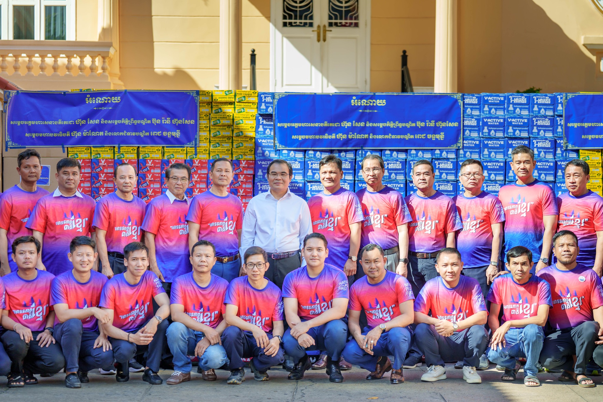 រដ្ឋមន្ត្រីក្រសួងធនធានទឹក ប្រគល់អំណោយជាស្បៀងអាហារ សម្ភារៈប្រើប្រាស់ ដល់វីរកងទ័ពជួរមុខកម្ពុជា ដែលកំពុងឈរជើងយ៉ាងអង់អាចការពារបូរណភាពទឹកដី ក្នុងភូមិសាស្ត្រខេត្តឧត្តរមានជ័យ និងខេត្តព្រះវិហារ