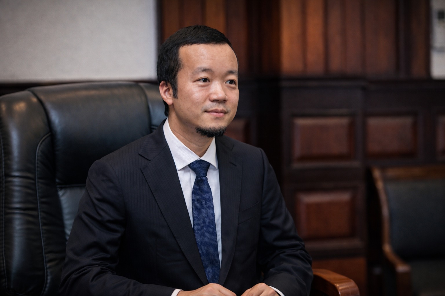 ចាប់ខ្លួនអ្នកឧកញ៉ា ចេនហ្ស៊ី ជនជាតិចិនមានសញ្ជាតិកម្ពុជា និងបក្ខពួក២នាក់ សមត្ថកិច្ចកម្ពុជាចាប់ខ្លួនបញ្ជូនទៅប្រទេសចិន