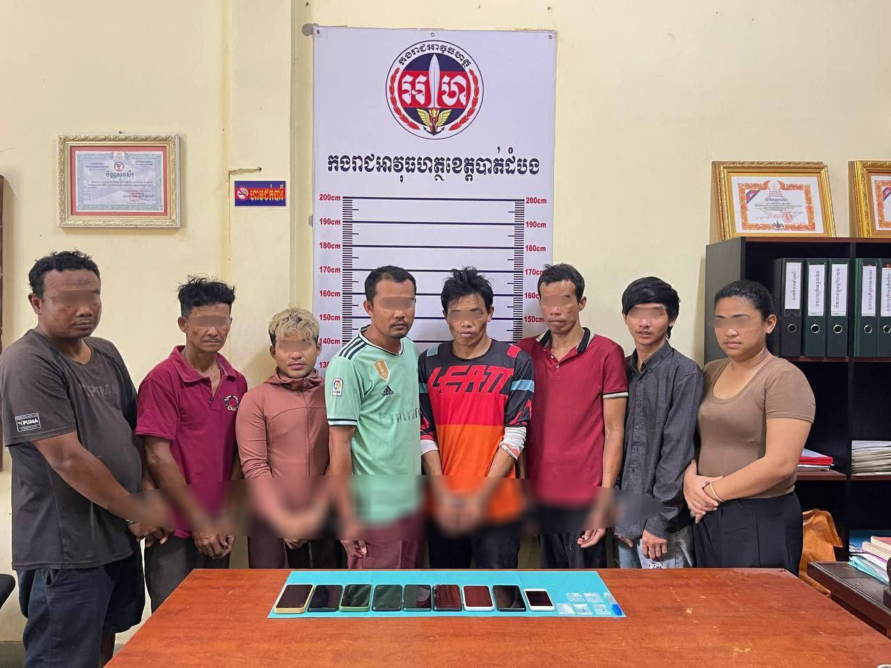 កងរាជអាវុធហត្ថ​ខេត្ត​បាត់ដំបង បញ្ជូន​ក្រុម​ជន​ជូ​ញ​ដូរ​គ្រឿងញៀន​ចំនួន​០៨​នាក់ទៅ​តុលាការ​