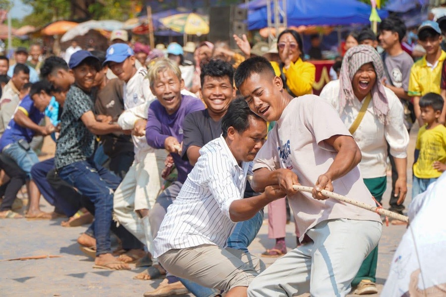 សហភាពសហព័ន្ធយុវជនកម្ពុជា៖ រៀបចំកម្មវិធីជួបជុំ ដែលមានការប្រគុំតន្រ្តីស្គរដៃ ល្បែងប្រជាប្រិយ ការសម្តែងល្ខោនបាសាក់ និងអាហារសាមគ្គីនៅតាមមណ្ឌលសុវត្ថិភាព នៅក្នុងខេត្តព្រះវិហារ និងសៀមរាប ចំនួន ៣ទីតាំង