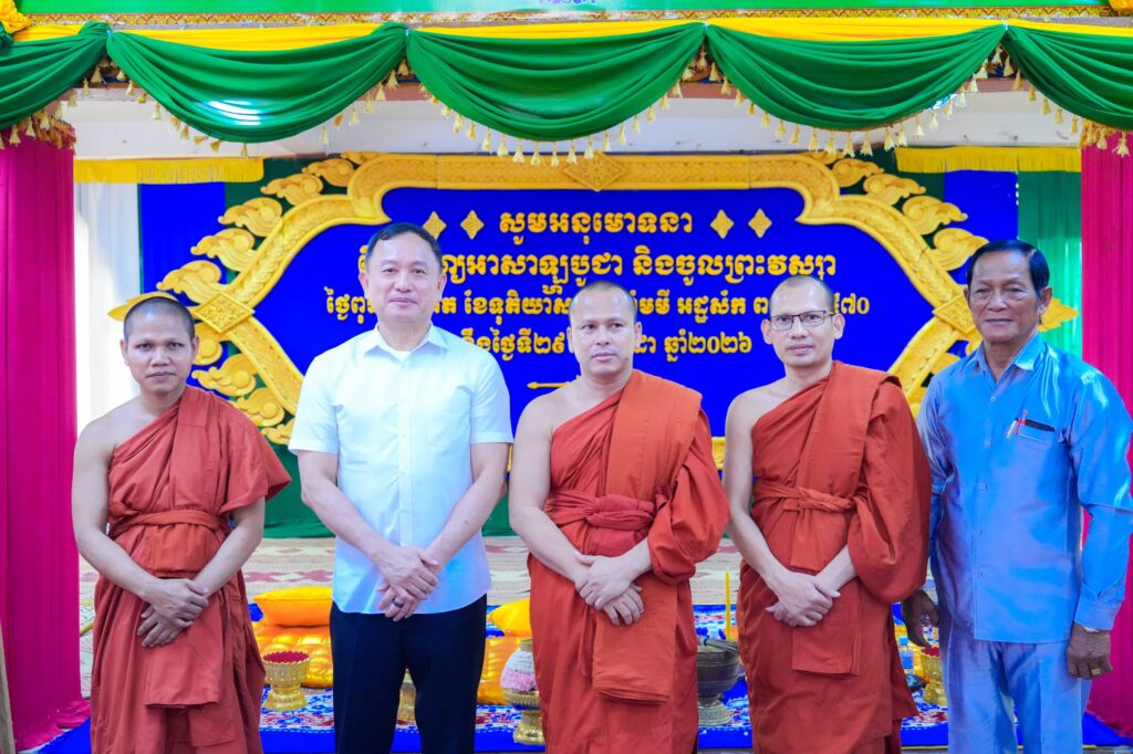 ឧត្តមសេនីយ៍ឯក រ័ត្ន ស្រ៊ាង នាំយកទៀនព្រះវស្សា និងទេយ្យវត្ថុប្រគេនព្រះសង្ឃគង់ចាំព្រះវស្សា នៅវត្តកែវមុនី ក្នុងសង្កាត់ព្រែកកំពឹស